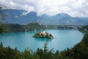 Razgled na Blejsko jezero in otok Ojstrica Razgled na Blejsko jezero in otok Ojstrica